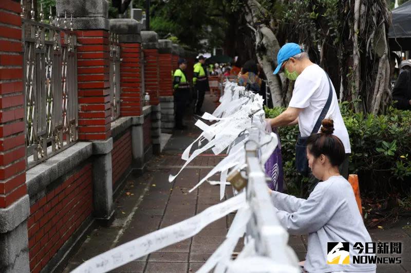 ▲民眾寫布條掛在立院周邊的圍欄上。（圖／記者陳明安攝，2024.05.28）