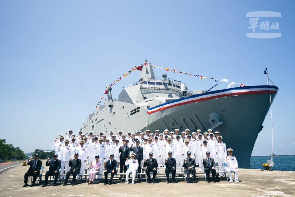 我國海軍首艘萬噸級兩棲船塢運輸艦「玉山艦」十九日正式成軍。（國防部提供）