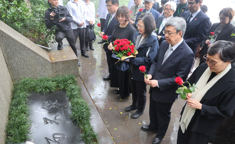 「鄭南榕殉道35周年追思紀念會」7日上午在鄭南榕自由之翼紀念墓園舉行，總統蔡英文（前右三）、行 政院長陳建仁（前右二）、總統府祕書長林佳龍（前右五）、鄭南榕遺孀、總統府資政葉菊蘭（前右一）與鄭南榕基金會董事長鄭竹梅（前右四）出席獻花致 意。（中央社）