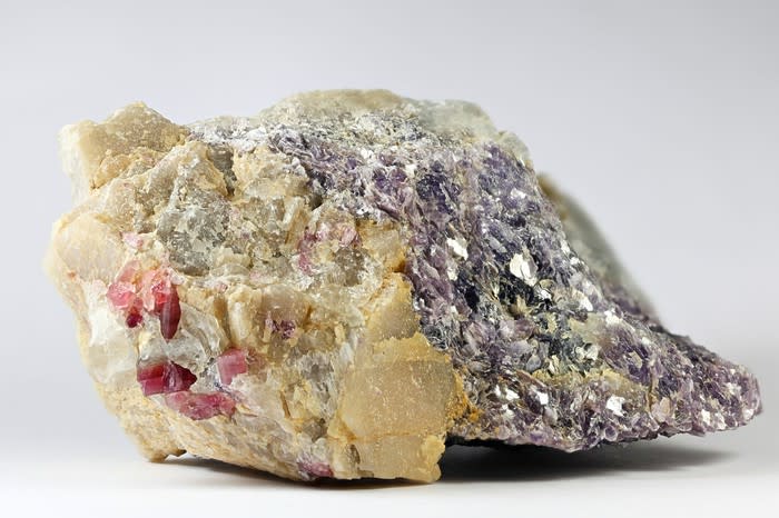 Lithium spodumene rock