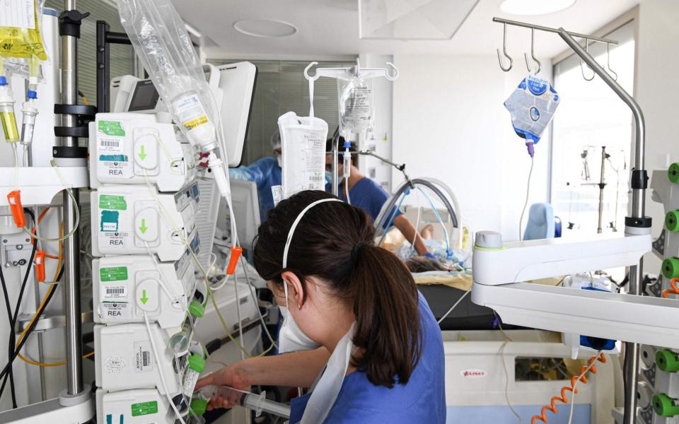 Medical workers tend to a patient at the intensive care unit for patients infected with the Covid-19 at the Ambroise Pare hospital in Boulogne - Alain Jocard/AFP