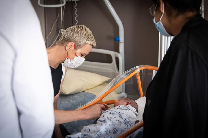 Charlene de Mónaco visita el ala de maternidad del hospital Grace