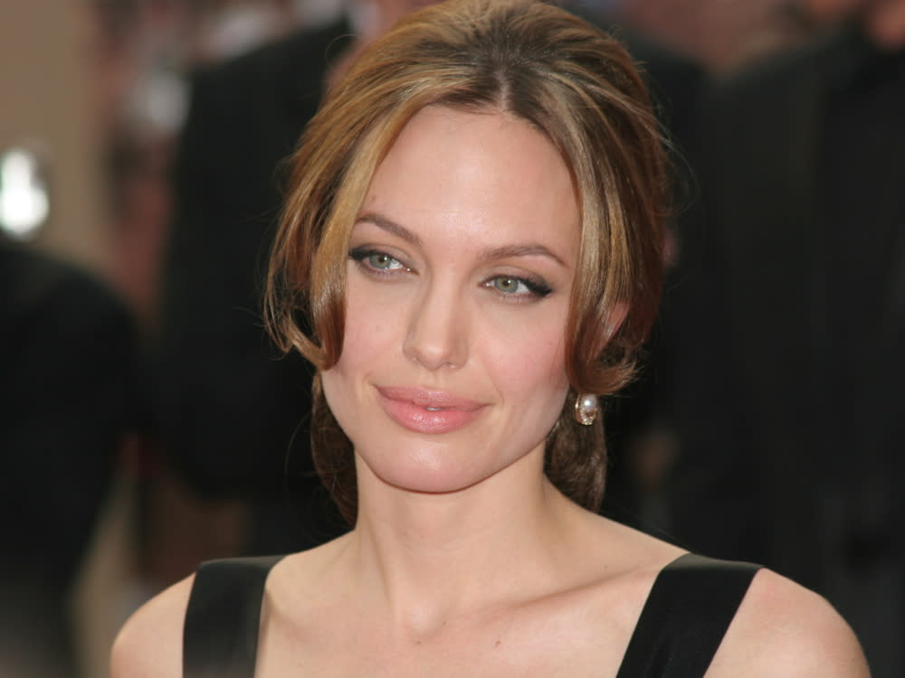 Angelina Jolie ist seit der Trennung von Brad Pitt Single. (Bild: Denis Makarenko/shutterstock.com)