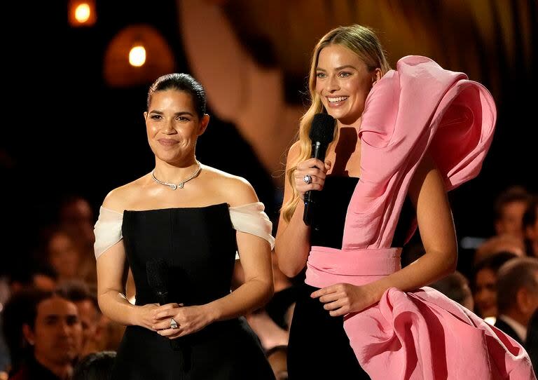 America Ferrera y Margot Robbie presentan un segmento de Barbie en los premios SAG; es muy probable que la película solo aspire a quedarse con el premio a guion adaptado, a pesar de ser (o precisamente por ser) la película más taquillera de 2023
