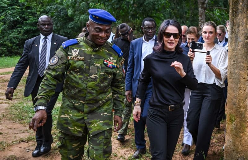 Annalena Baerbock, Germany's Foreign Minister, speaks with Brigadier General Joseph Allah Kouame during a training demonstration during a visit to the Academy for Counter-Terrorism (Académie internationale de lutte contre le terrorisme, AILCT). The trip will focus on efforts to stabilize the Sahel region. Britta Pedersen/dpa