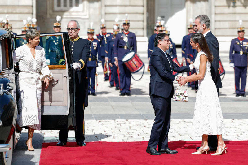 La reina Letizia saluda al presidente de Colombia