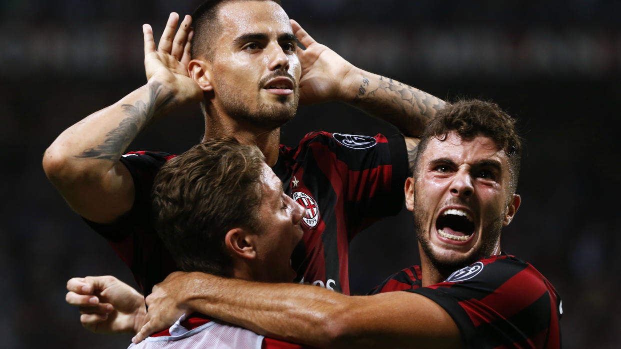 Cutrone abraza a Suso tras lograr un gol