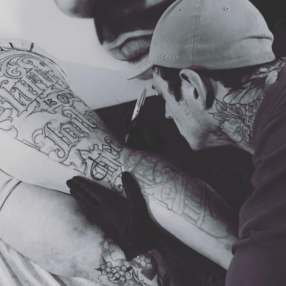 <p>Le 8ème Mondial du tatouage débute ce vendredi 9 mars et fermera ses portes le dimanche 11 mars. Cette année, près de 420 tatoueurs viendront du monde entier exposer leurs œuvres pour les nombreux curieux. Crédit photo : Instagram samtaylortattoos </p>