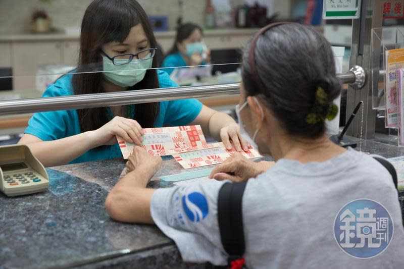 行政院將推出振興五倍券，辦法將參考去年發放的振興三倍券。（資料照）