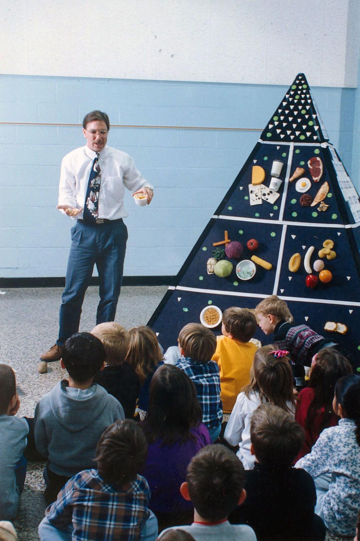 lecture to children on the usda food pyramid