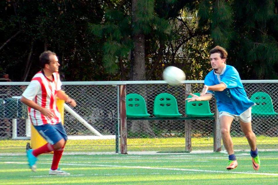 A diferencia de lo que sucede en el rugby, los pases pueden ser hechos en cualquier dirección.