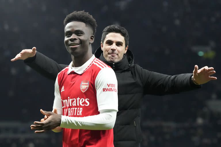 Mikel Arteta celebra una victoria junto a Bukayo Saka, una de las piezas clave de Arsenal 