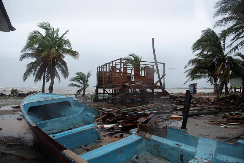 Un barco dañado permanece en la playa mientras el huracán Iota se acerca a Puerto Cabezas