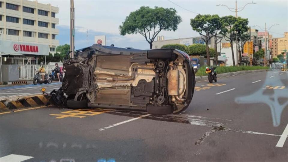 轎車自撞燈桿　側翻馬路上　果然...駕駛酒測值0.72