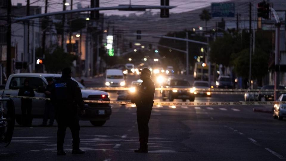 Policías en Tijuana después de una matanza.