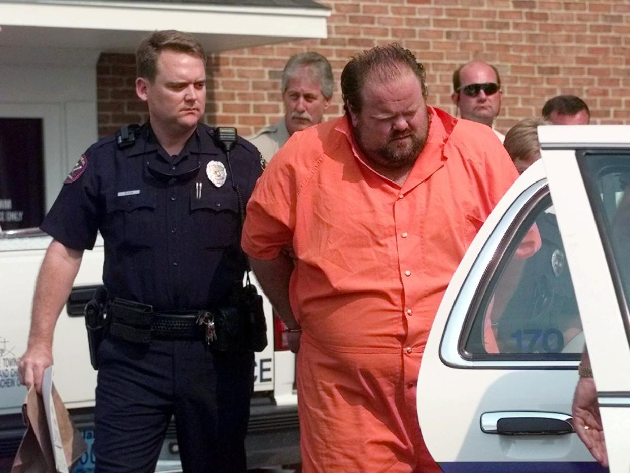 Officials escort murder suspect Alan Eugene Miller away from the Pelham City Jail in Ala., on Aug. 5, 1999. (Dave Martin/AP)