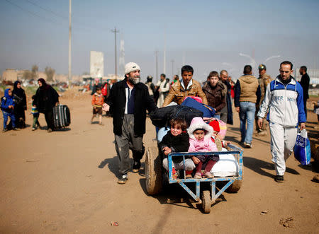 Displaced Iraqis flee their homes as Iraqi forces battle with Islamic State militants, in western Mosul, Iraq March 24, 2017. REUTERS/Suhaib Salem