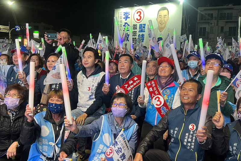 台南立委選戰  李全教投票前夕衝刺拜票 大選投票在即，無黨籍台南市第4選區立委候選人李 全教（2排右3）12日把握投票前最後一天，在選區拜 票爭取支持。 （李全教競總提供） 中央社記者楊思瑞台南傳真  113年1月12日 