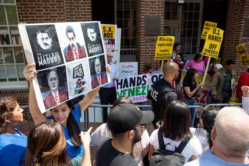 Decenas de personas fueron registradas este martes al manifestarse frente a la embajada de Venezuela en Washington, tanto a favor como en contra del levantamiento promovido por el líder opositor Juan Guaidó, en la capital estadounidense. EFE