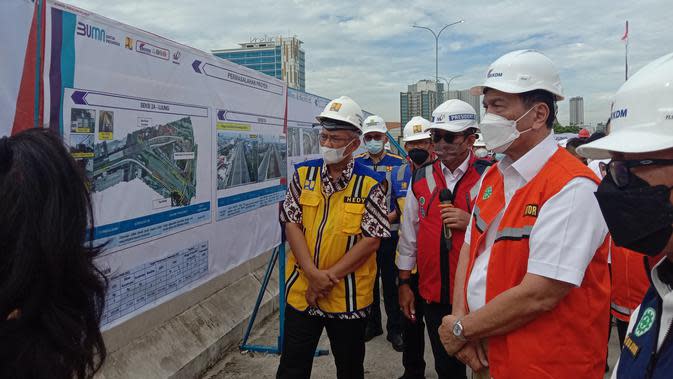 Menteri Koordinator Bidang Kemaritiman dan Investasi, Luhut Binsar Panjaitan, melakukan kunjungan kerja ke proyek Jalan Tol Bekasi-Cawang-Kampung Melayu (Tol Becakayu) (dok: Maul)