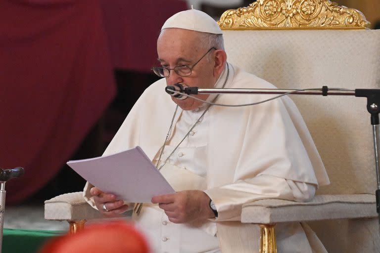 El Papa Francisco habla durante una reunión con obispos, sacerdotes, diáconos, personas consagradas y seminaristas en la Catedral de Santa Teresa en Juba, Sudán del Sur, el 4 de febrero de 2023.