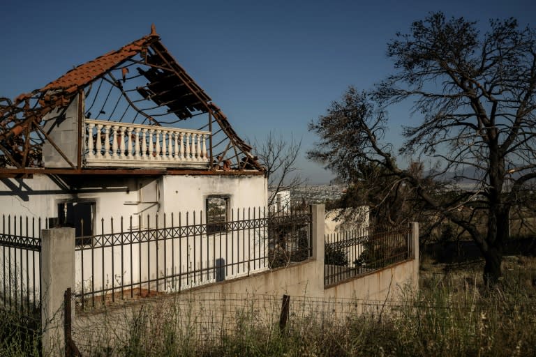 Les restes d'une maison détruite lors d'une incendies de forêt à Acharnes l'été dernier, au nord d'Athènes, le 1er juin 2024 (Angelos TZORTZINIS)