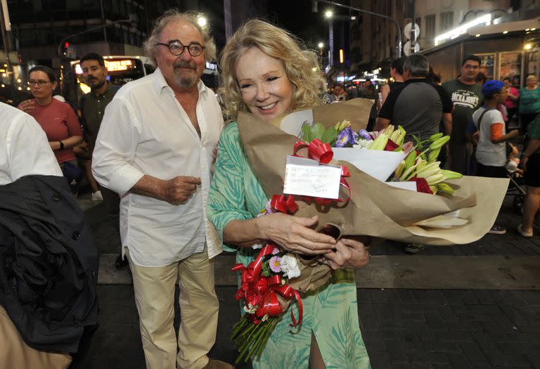 Soledad Silveyra y su nuevo novio, Jose Luis Vázquez, a la salida del teatro