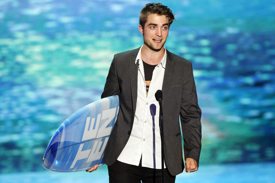 Actor Robert Pattinson accepts the Choice Movie Actor: Drama at the Teen Choice Awards at the Gibson amphitheater in Universal City, California August 7, 2011. REUTERS/Mario Anzuoni (UNITED STATES - Tags: ENTERTAINMENT)