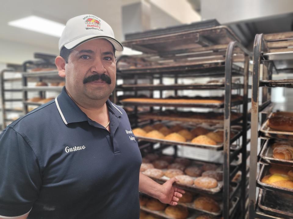 Gustavo Miranda con su producción de pastelería mexicana.