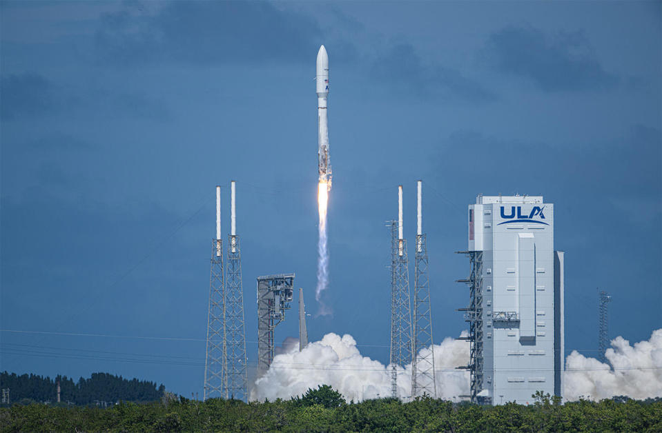 A United Launch Alliance Atlas 5 rocket climbs away from pad 41 at the Cape Canaveral Space Force Station in Florida carrying two prototype satellites that will be used to test space-based internet relay stations built for Amazon's Kuiper Project. / Credit: Michael Cain  /Spaceflight Now