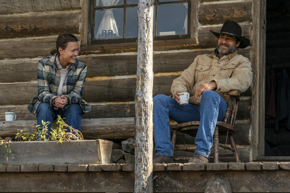 En esta imagen difundida por Focus Features, Demián Bichir, a la derecha, y Robin Wright en una escena de "Land". (Daniel Power/Focus Features vía AP)