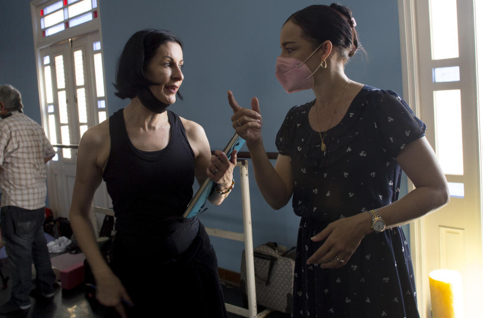 La directora del Ballet Nacional de Cuba y prima ballerina Viengsay Valdés, a la derecha, y la maestra española Roser Muñoz hablan durante un ensayo de la Séptima Sinfonía del coreógrafo alemán Uwe Scholz, el jueves 9 de diciembre de 2021 en La Habana. El BNC volverá al escenario del Teatro Nacional el 16 de diciembre por primera vez desde que comenzó la pandemia. (Foto AP/Ismael Francisco)