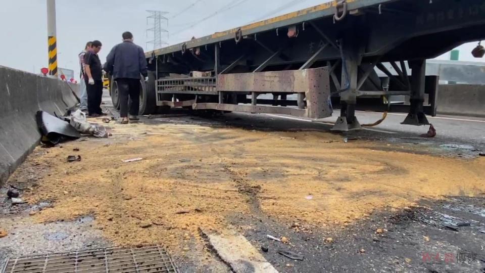 ▲台61線西濱快速道路彰化伸港北上路段，發生一輛載有H型鋼的聯結車翻覆事故，警方通知工務段進散落行H鋼吊離。（記者陳雅芳攝）