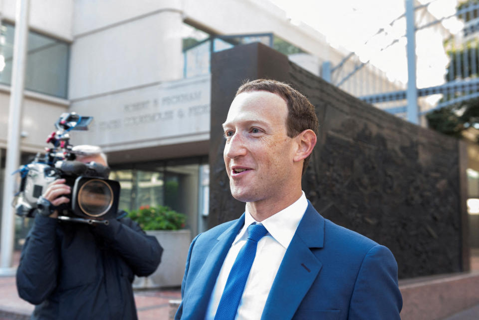 Le directeur général de Meta Platforms, Mark Zuckerberg, quitte le tribunal fédéral après avoir assisté à la défense par la société mère de Facebook de son acquisition du développeur d'applications de réalité virtuelle Within Inc., à San Jose, Californie, États-Unis, le 20 décembre 2022. REUTERS/Laure Andrillon