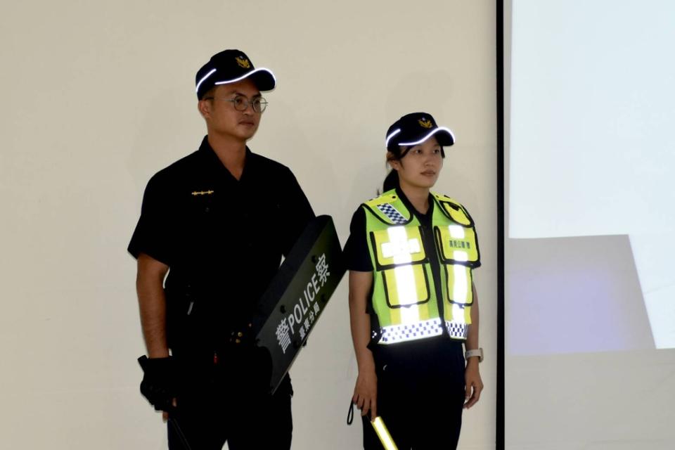 《圖說》員警獲贈警用反光背心與臂盾執勤更安心。〈臺東分局提供〉