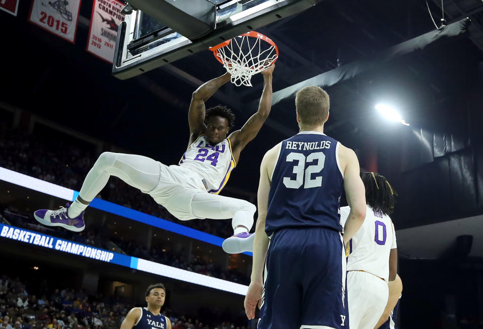 <p>Emmitt Williams #24 of the LSU Tigers makes the slam dunk against the Yale Bulldogs during the first round of the 2019 NCAA Men’s Basketball Tournament at VyStar Jacksonville Veterans Memorial Arena on March 21, 2019 in Jacksonville, Florida. (Photo by Mike Ehrmann/Getty Images) </p>