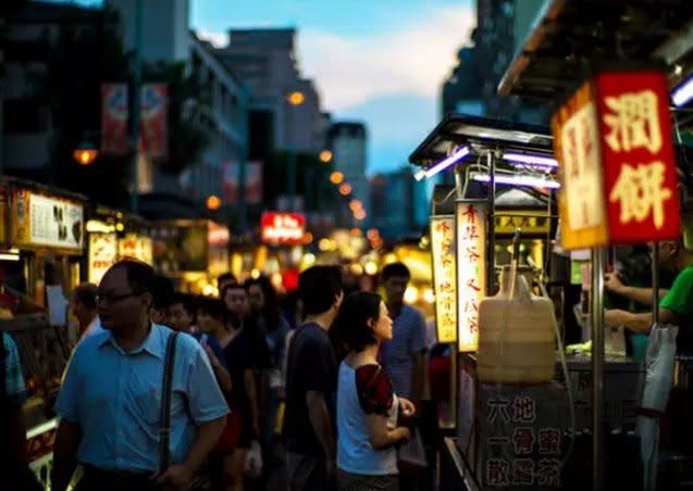 在台灣，有一種一路走一路吃，叫夜市。（取自微信號直通台灣）