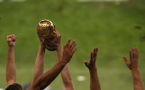 Germany's players lift the World Cup trophy after winning the 2014 World Cup final against Argentina at the Maracana stadium in Rio de Janeiro July 13, 2014. REUTERS/David Gray (BRAZIL - Tags: SOCCER SPORT WORLD CUP TPX IMAGES OF THE DAY)