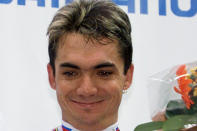 <p><b>Robert Sassone -</b> Champion du monde sur piste en 2001 et coureur de l'équipe cycliste Cofidis entre 2000 et 2003, Robert Sassone est mort le jeudi 21 janvier 2016, à l'âge de 37 ans. <br>Il souffrait depuis plusieurs années d'un cancer et aurait mis fin à ses jours, selon des sources au sein du monde du cyclisme calédonien. <br>Après avoir été sacré champion d'Europe de course à l'Américaine (poursuite par équipes et course aux points) en 1999, il était devenu champion du monde de la discipline en 2001, associé à Jérôme Neuville. Il avait également glané cinq titres de champion de France sur piste. </p>