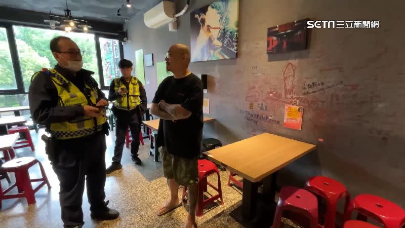 店家發文後警方到店裡關切事發狀況。