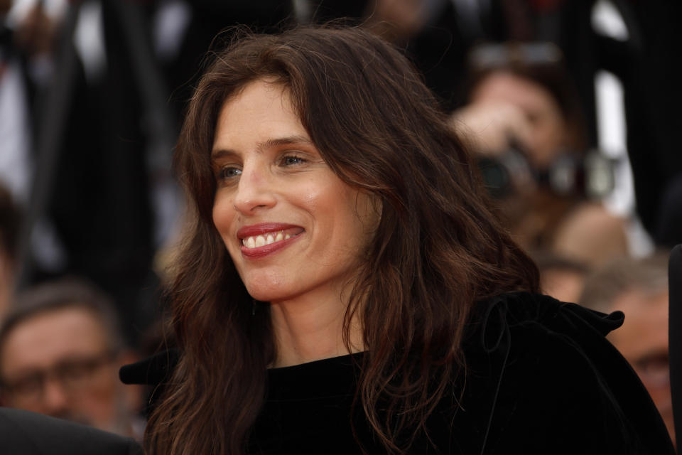 La directora Maiwenn posa a su llegada a la ceremonia de apertura y al estreno de la película "Jeanne du Barry" en la 76a edición del festival internacional de cine de Cannes, en el sur de Francia, el martes 16 de mayo de 2023. (Foto Joel C Ryan/Invision/AP)