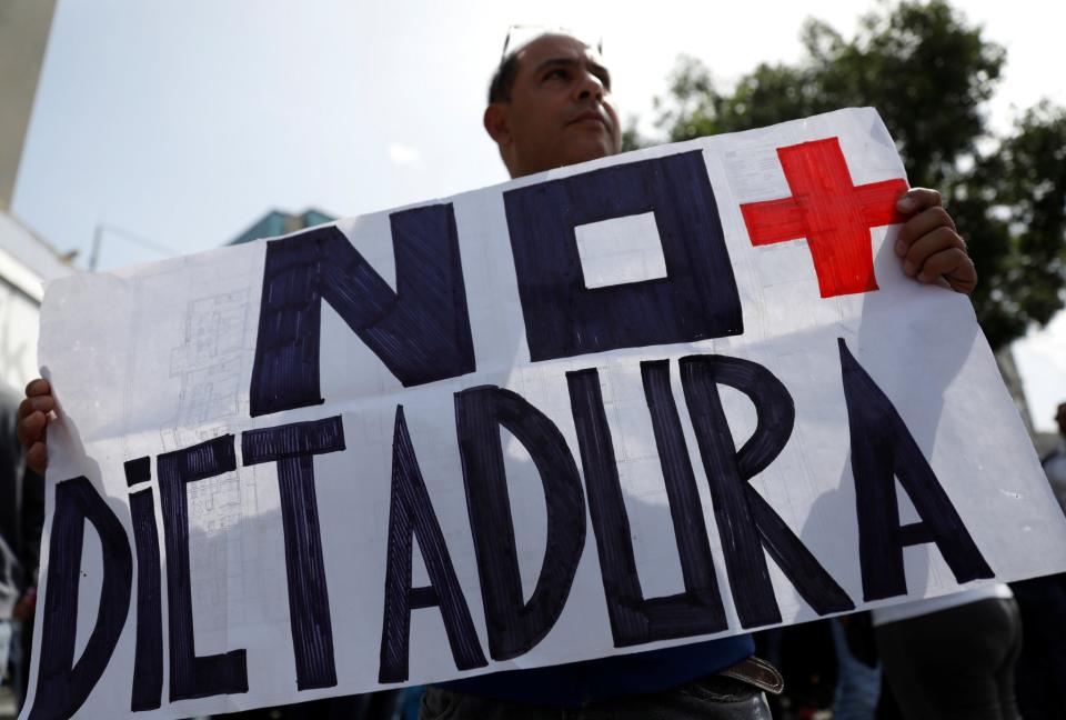 <p>Un hombre sostiene una pancarta que dice “No más dictadura” durante una manifestación de la oposición en Caracas, Venezuela, 4 de abril de 2017. REUTERS / Carlos Garcia Rawlins</p>