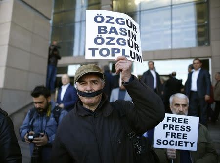 Supporters of Can Dundar, editor-in-chief of Cumhuriyet, wait in front of the Justice Palace in Istanbul, Turkey April 1, 2016. REUTERS/Osman Orsal