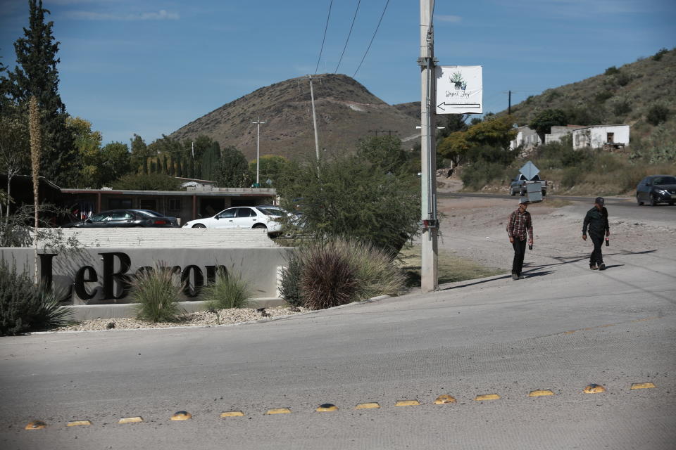 Esta fotografía muestra la entrada de la Colonia LeBarón, uno de varios sitios donde la familia extendida LeBarón vive en el municipio de Galeana, en Chihuahua, México, el martes 5 de noviembre de 2019. (AP Foto/Christian Chavez)