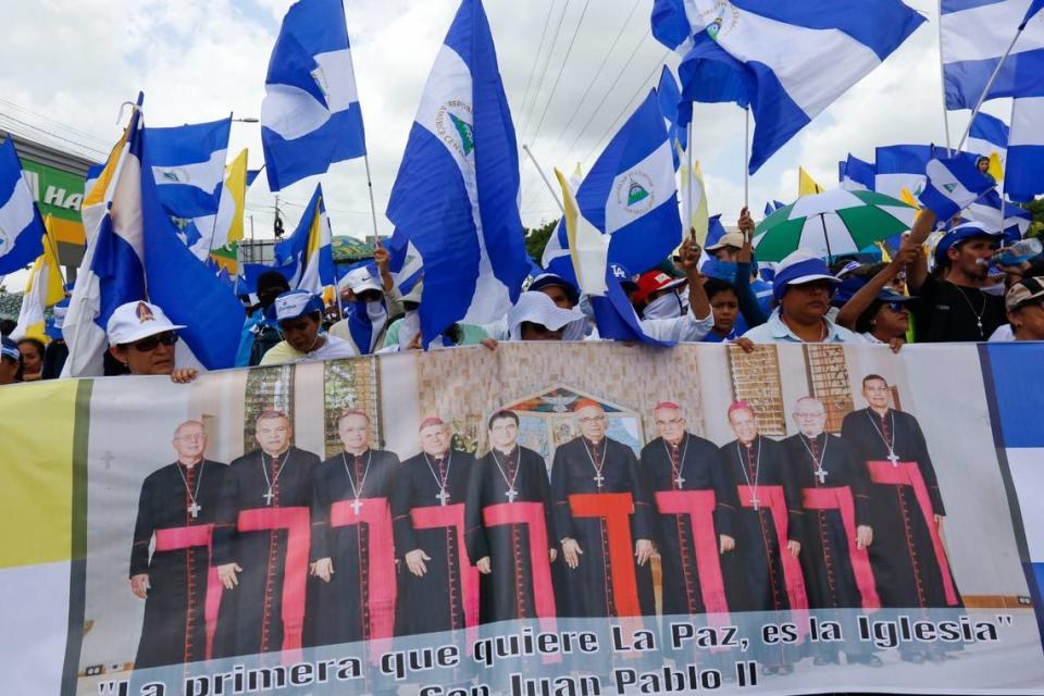 ARCHIVO - Manifestantes antigubernamentales sostienen una pancarta con un grupo de cardenales católicos, incluido el nicaragüense Leopoldo Brenes, centro derecha, y una cita de Juan Pablo II que dice en español: “La la primera que quiere la paz, es la Iglesia”, durante una marcha apoyada por la Iglesia católica en Managua, Nicaragua, 28 de julio de 2018. (Foto AP/Alfredo Zúñiga, Archivo)