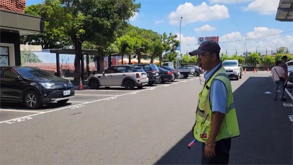 排隊等車位遭對向車搶走　保全仗義制止　網友點讚