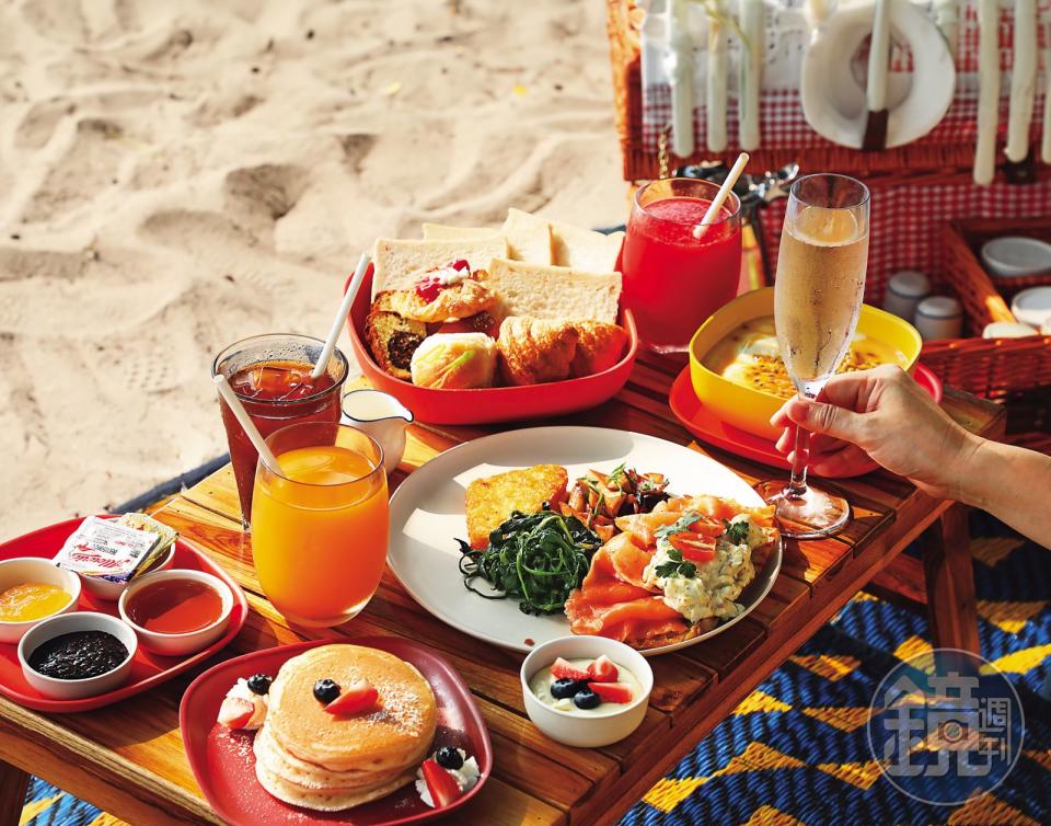 The Standard Hua Hin新推出的沙灘早餐內容非常豐富，包含2杯氣泡酒與各種飲料，（雙人沙灘早餐2,000泰銖／份，約NT$1,764）