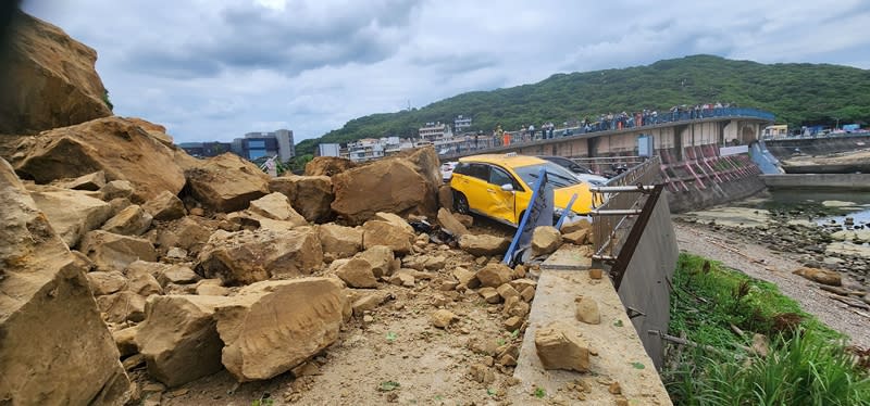 基隆市潮境公園路口平浪橋旁山坡，3日下午2時許發生大量土石崩塌，造成道路中斷。（圖／基隆消防局提供）