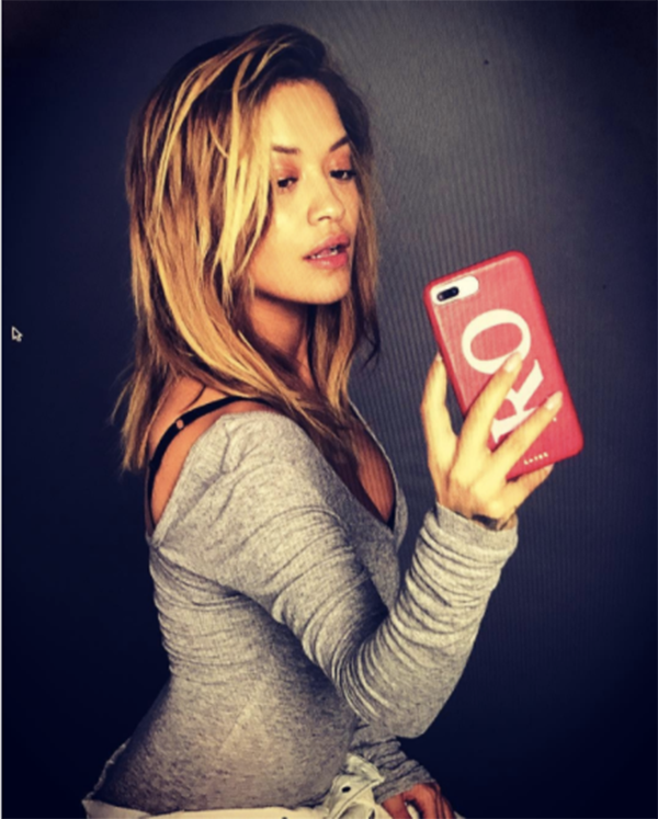 <p>La chanteuse et actrice, Rita Ora, pose ici pour un selfie, avec sa coque Chaos personnalisée, devant un miroir. (Photo : Instagram) </p>