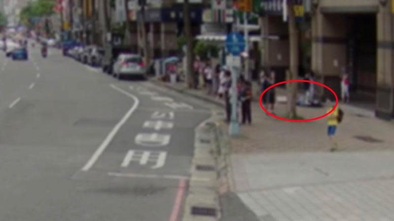 黃女（紅圈）等公車時不幸被掉落的冷氣機砸中，當場倒地。（翻攝畫面）